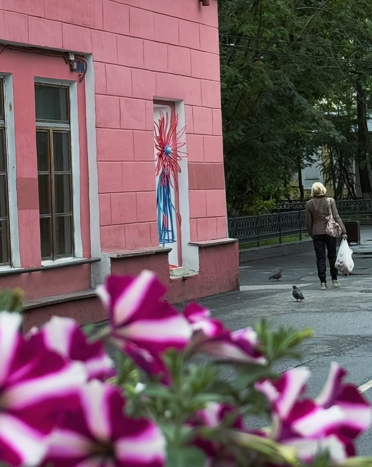 Астра_Полярный рацвет / Россия / Мурманск / ул. Ленина 5 / 2025. Художник — скульптор Антонина Фатхуллина