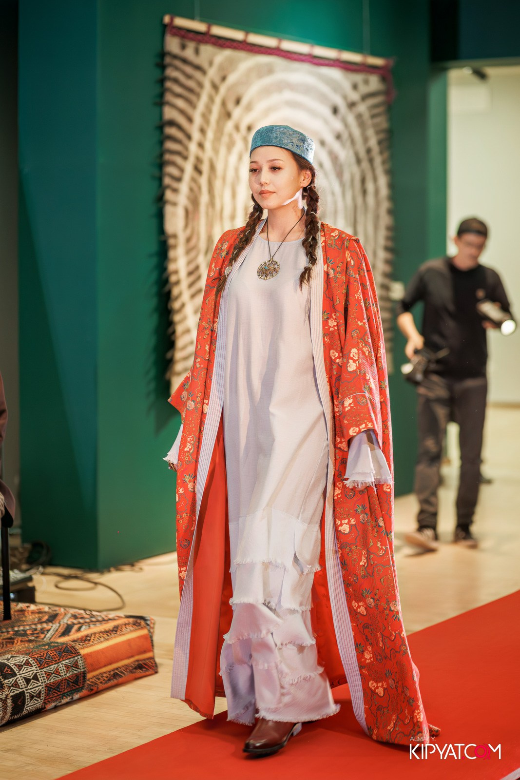 FASHION ПОКАЗ, КАЗАХСКОЙ НАЦИОНАЛЬНОЙ ОДЕЖДЫ. КИПЯТКОМ АЛМАТЫ!