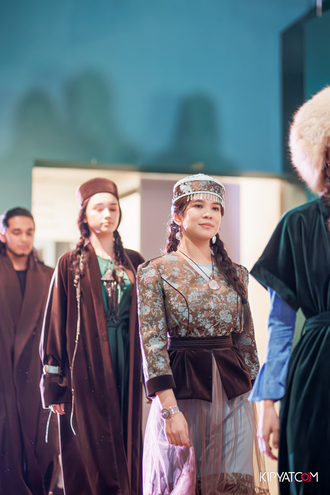 FASHION ПОКАЗ, КАЗАХСКОЙ НАЦИОНАЛЬНОЙ ОДЕЖДЫ. КИПЯТКОМ АЛМАТЫ!