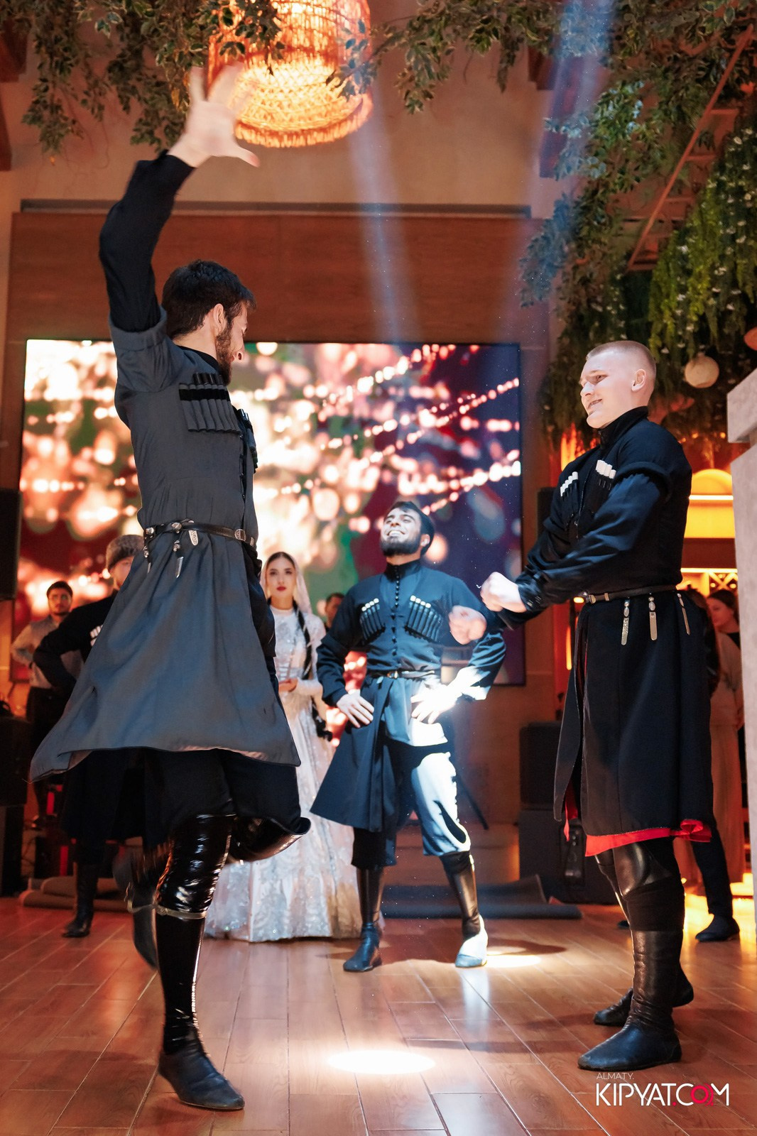 ГРУЗИНСКИЙ ДВОР НА КАБАНБАЙ БАТЫРА. КИПЯТКОМ АЛМАТЫ!