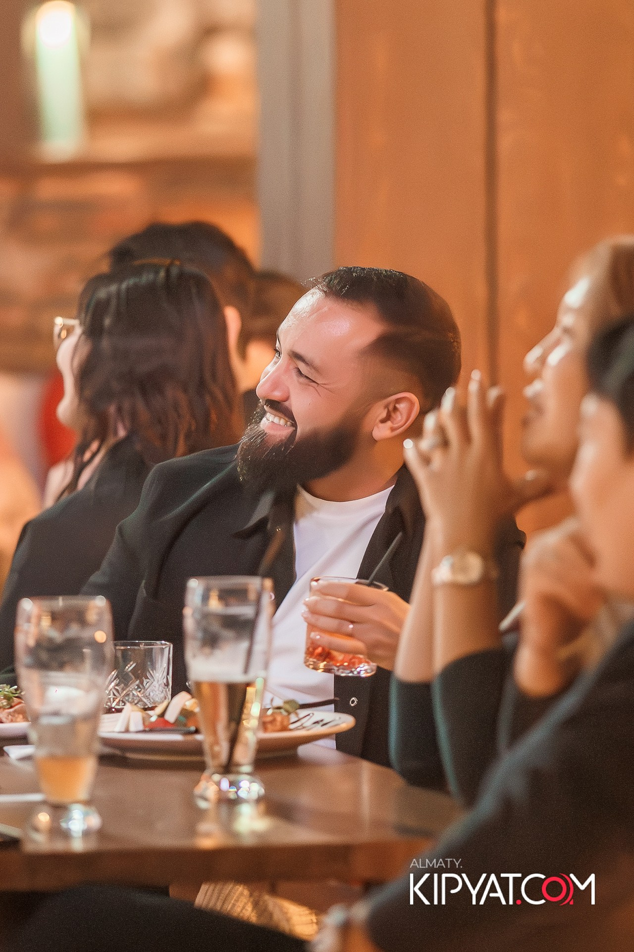 СОЛЬНЫЙ СТЕНДАП КОНЦЕРТ АЛЕКСАНДРА МЕРКУЛЬ. КИПЯТКОМ АЛМАТЫ!
