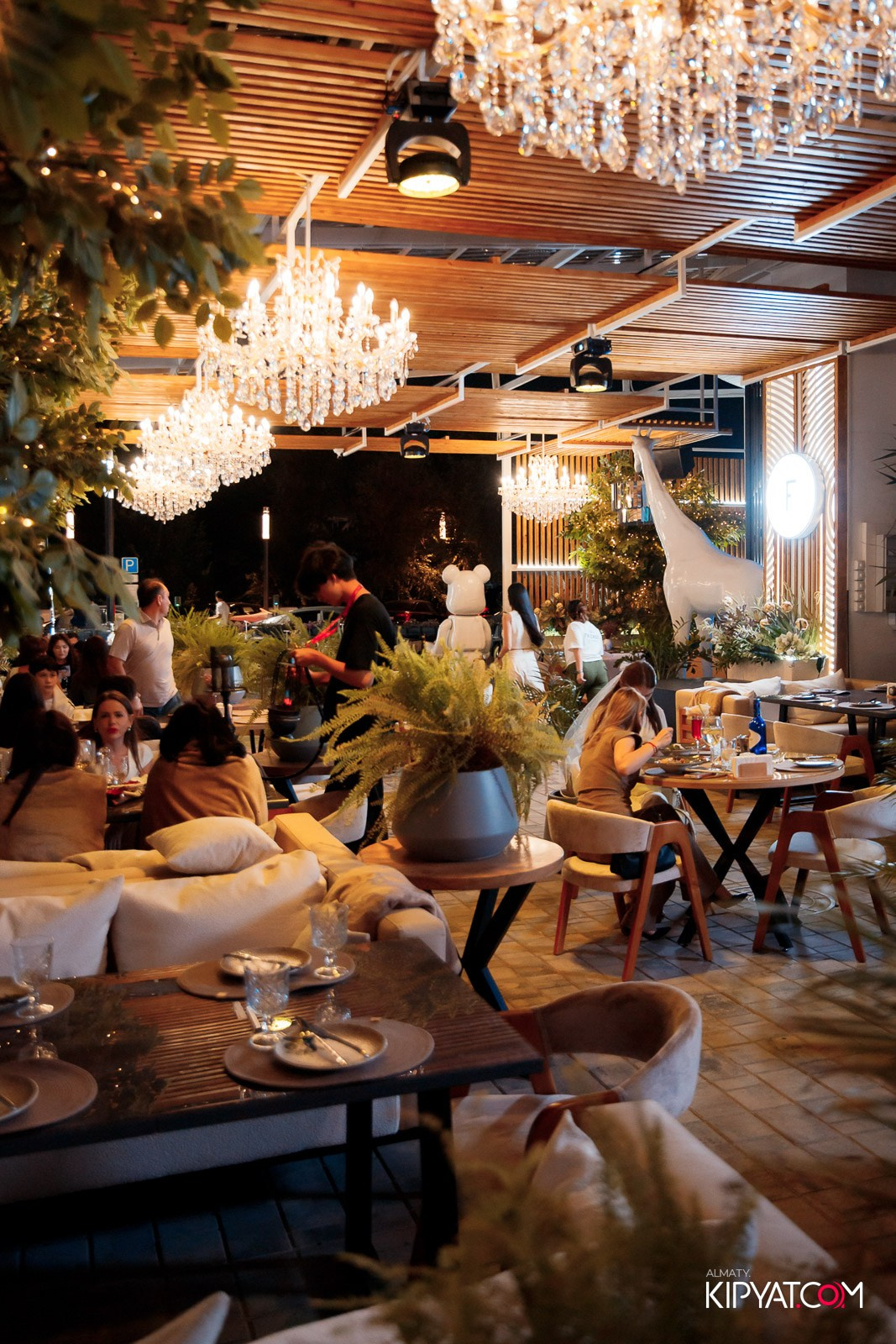 FRIENDS BAR & TERRACE. КИПЯТКОМ АЛМАТЫ!