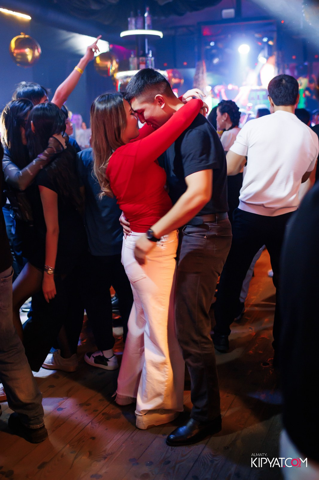 UYAT EMES BAR. КИПЯТКОМ АЛМАТЫ!