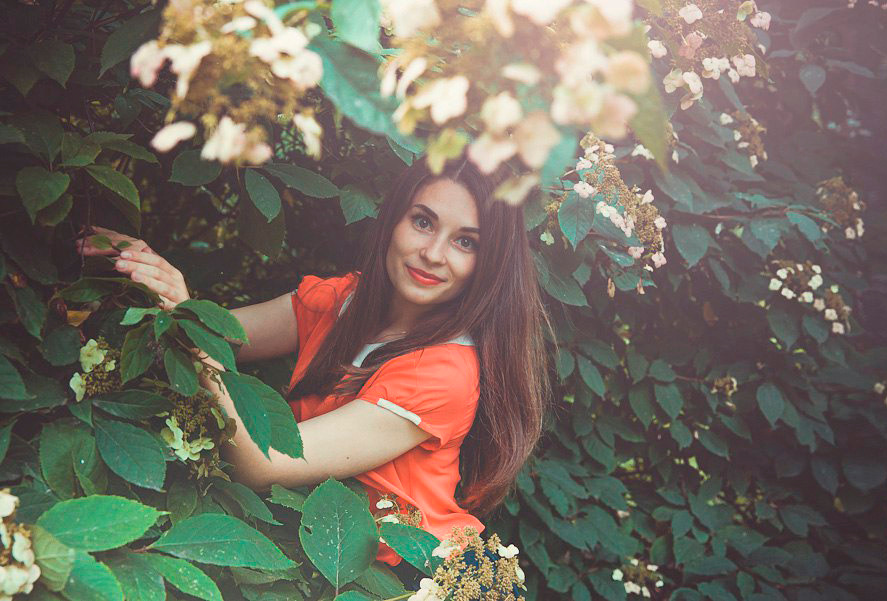 Летние фото девушки в парке в зелени