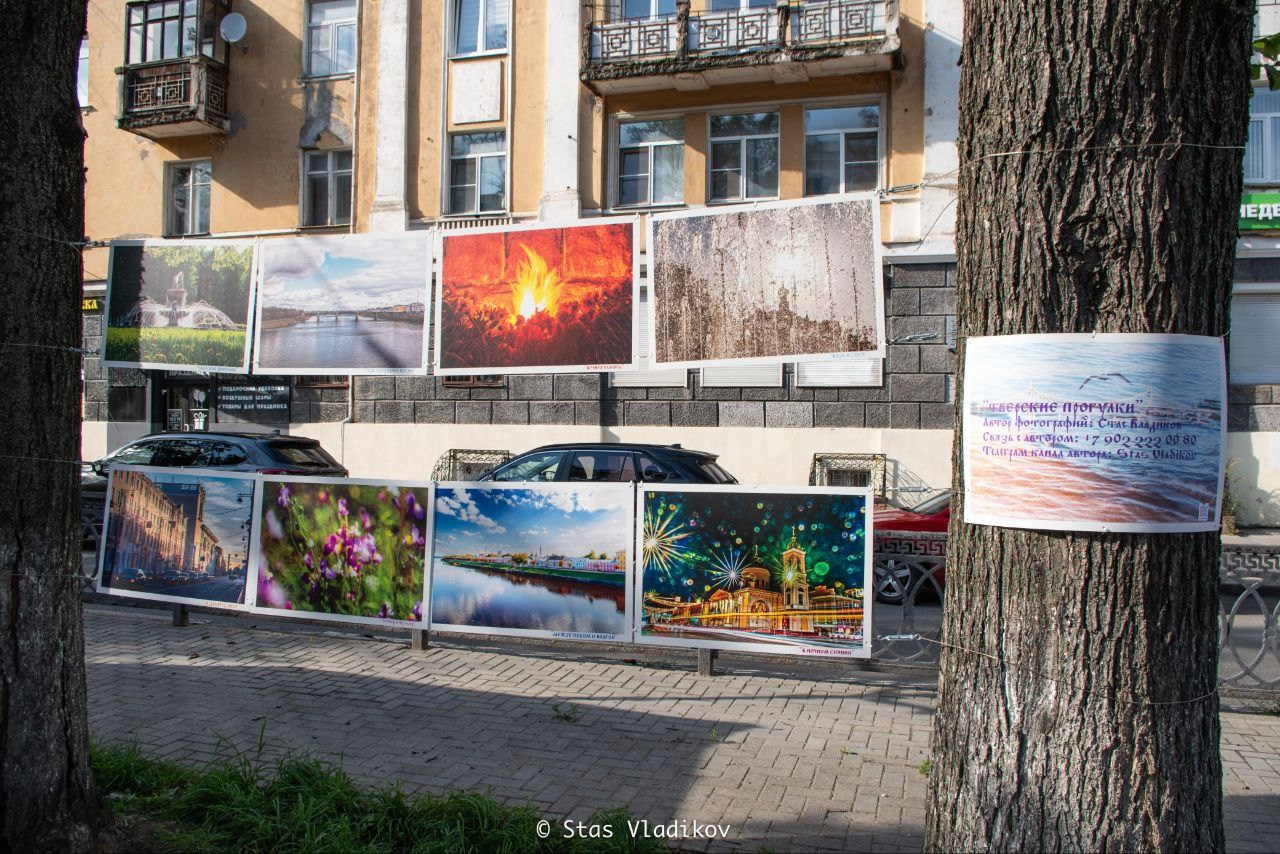 Уличное оформление на День города для центральной библиотеки имени Герцена. Тверь 890 лет. Фотограф — оформитель. Москва — Тверь