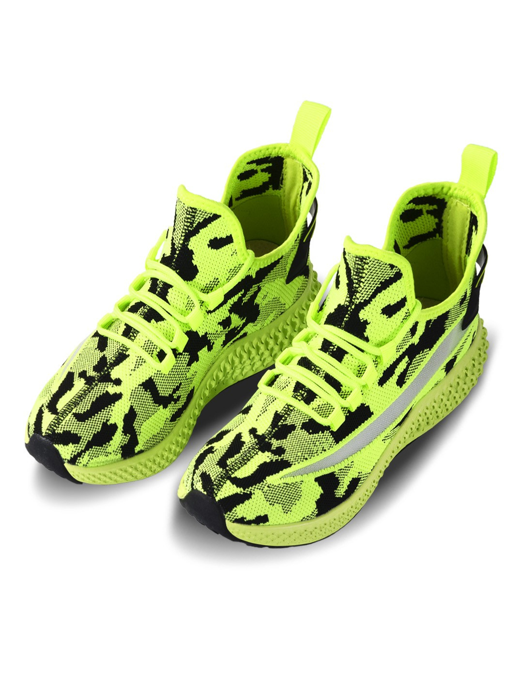 кроссовки зеленые вид под 45 на белом