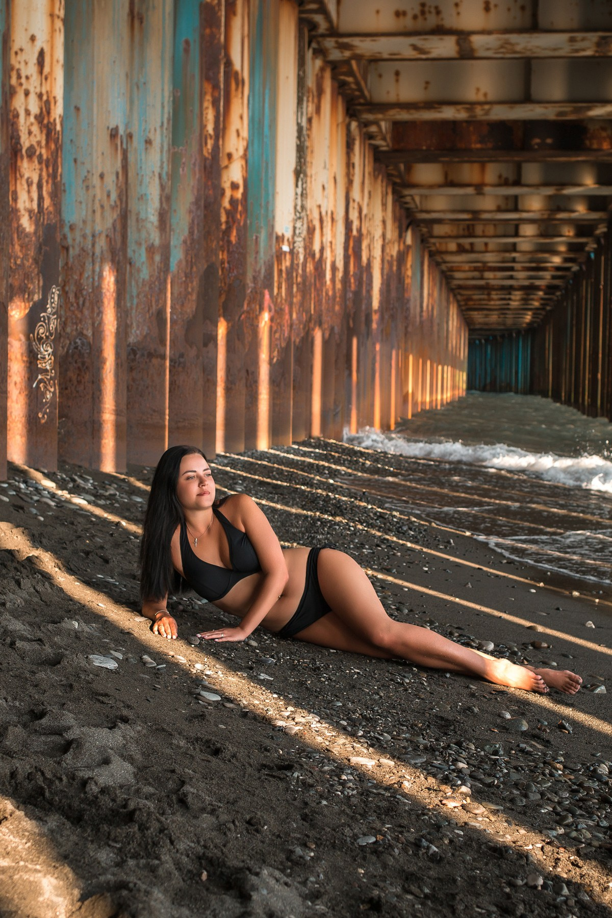 Фотосессия на пляже Сочифорния с колоннами в Адлере. Фотограф Сочи Адлер. Солькаева Анастасия