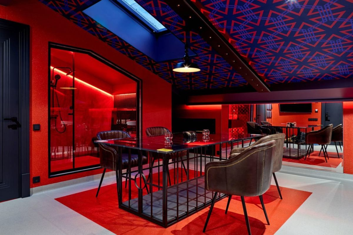 БДСМ отель в москве - гостиная номера с обеденным столом и стульями, красные стены