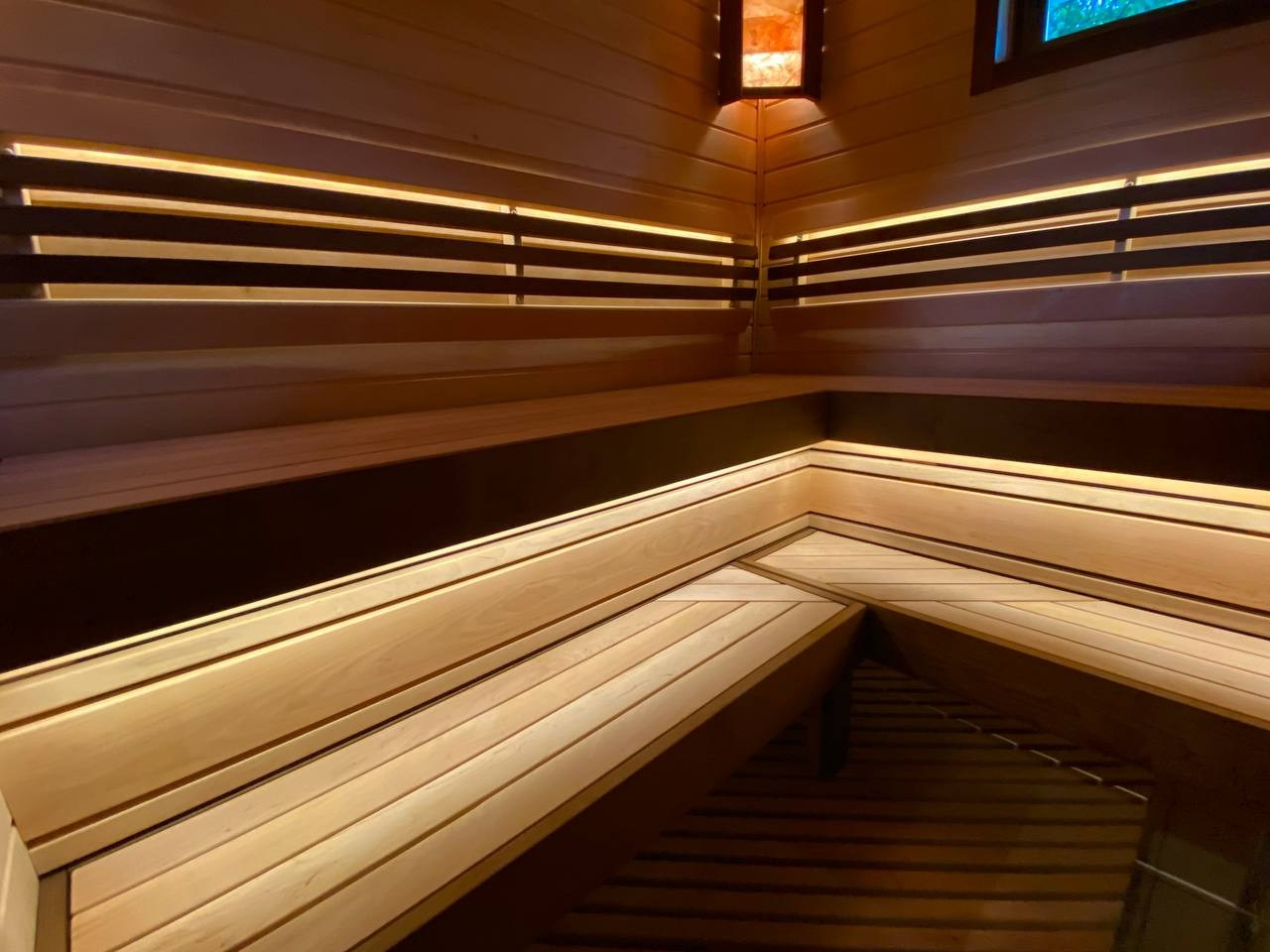Парная в Токсово: печь Easysteam, ольховые полки с диагональными зашивками, анатомические спинки и мягкий свет солевых ламп. SaunaTopMasters