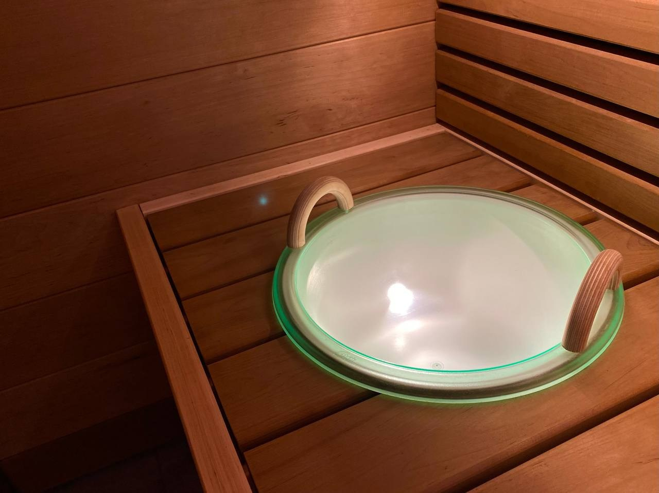 Баня в Домодедово для MBsauna в их фирменном стиле: термоольха, радиальные элементы, солевые линии, оптоволокно и сердце — печь Gefest Grom. SaunaTopMasters