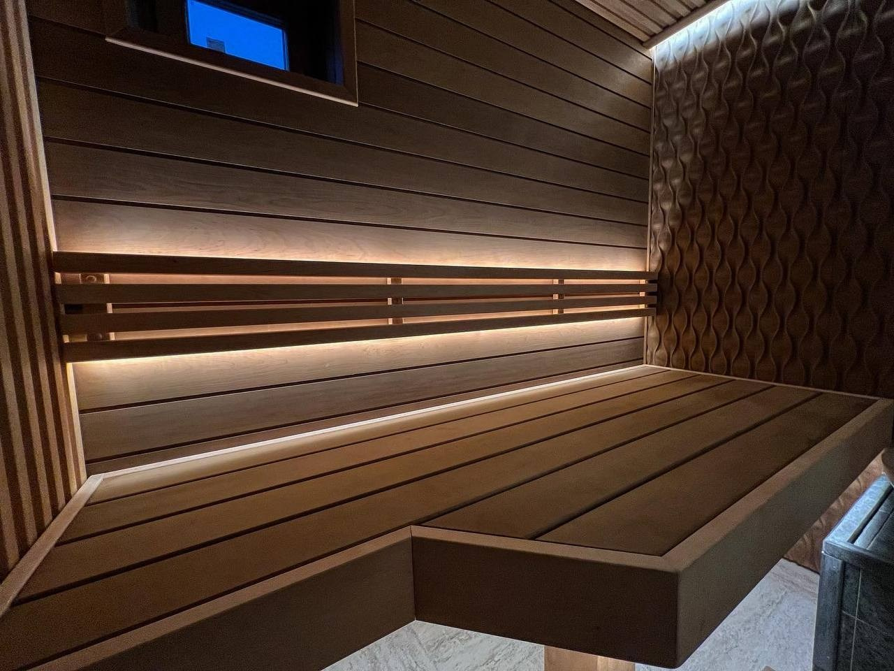 Уникальная парная в Юкках с огромным 3D панно из дикорастущего тика. Печь ручной работы и даже дровник между полками. SaunaTopMasters