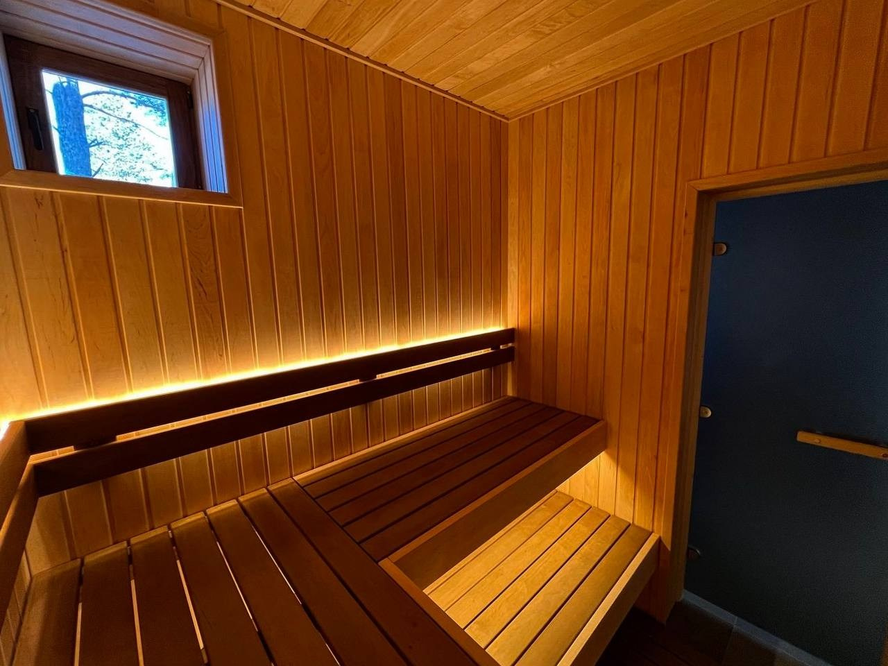 Классика STM в Рахье. Парящие полки, никаких стоек и вертикальных зашивок. Каждый сантиметр пространства должен быть полезным!. SaunaTopMasters