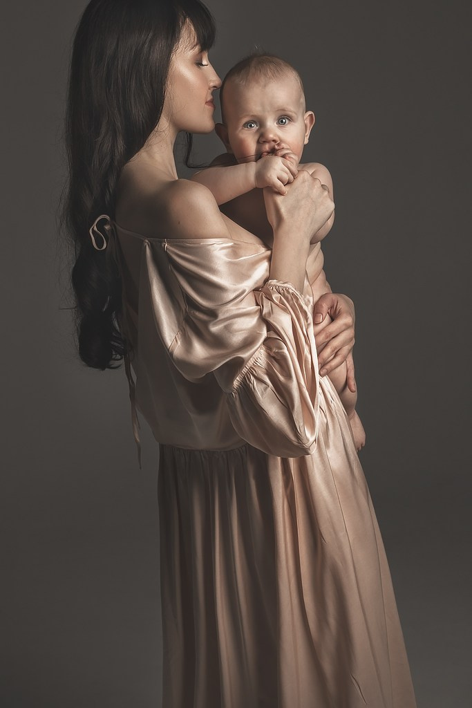 фотосессия матери и ребенка, фотосессия материнства в Тамбове, фотосъемка в стиле минимализм и без одежды матери и ребенка в фотостудии, фото мамы и малыша, портрет материнской любви, поцелуй матери, красивое фото матери и ребенка, объятия матери, мамины руки на фото, фотография красивой женщины с ребенком на руках, фотосессия семейная в Тамбове, детская и семейная фотосессия , мама и ребенок на темном фоне в фотостудии, ребенок на руках у мамы, красивое платье на фотографии матери и ребенка, красивое материнство