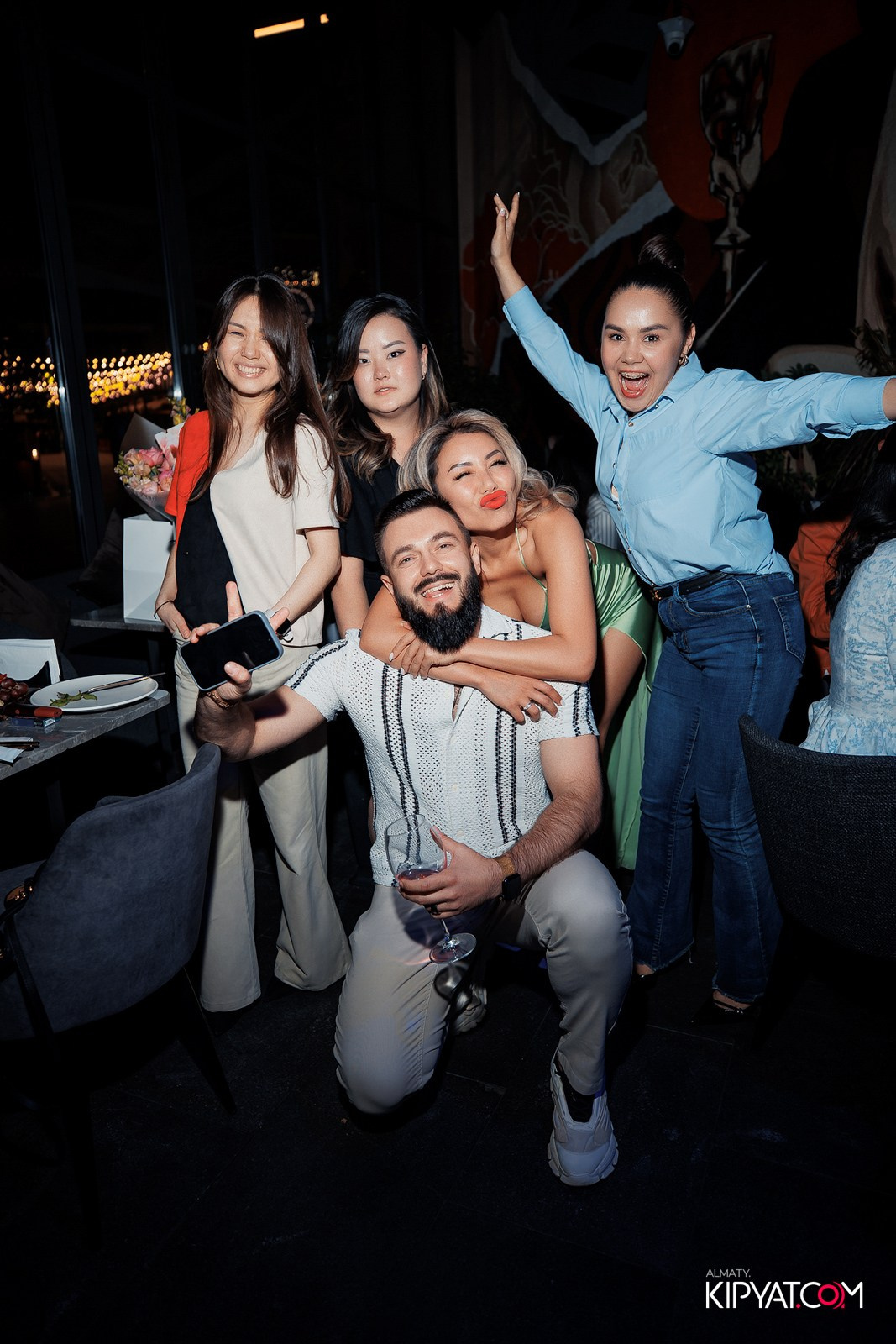 FRIENDS BAR & TERRACE. КИПЯТКОМ АЛМАТЫ!