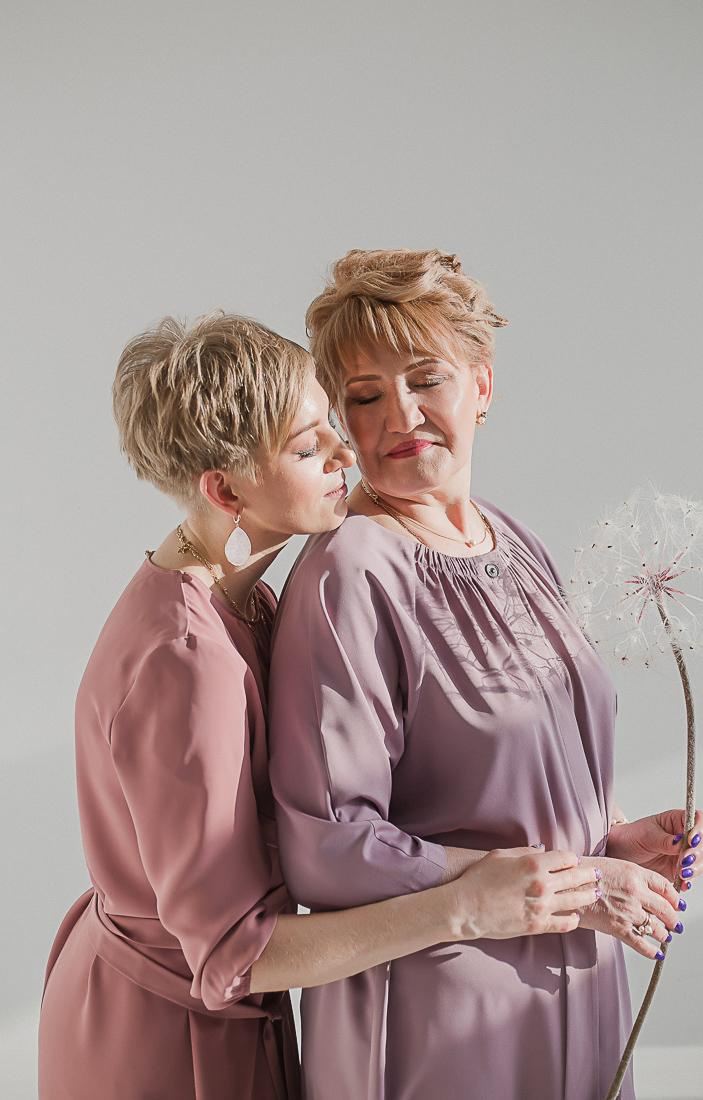 Юлия и мама / циклорама. Семейный фотограф в Сургуте