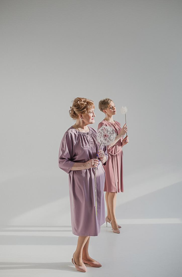 Юлия и мама / циклорама. Семейный фотограф в Сургуте