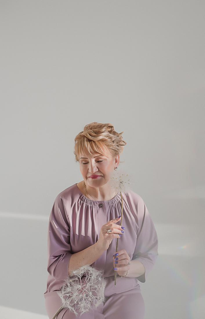 Юлия и мама / циклорама. Семейный фотограф в Сургуте