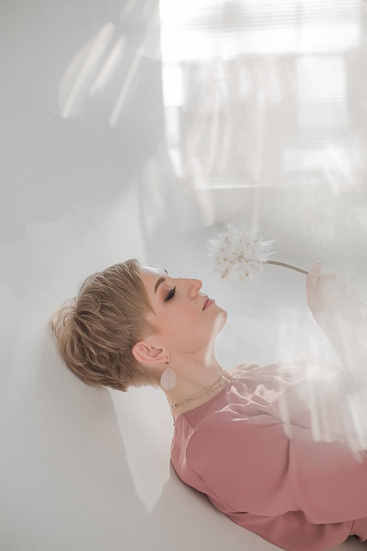 Юлия и мама / циклорама. Семейный фотограф в Сургуте