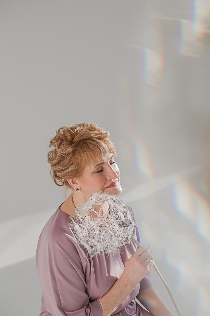 Юлия и мама / циклорама. Семейный фотограф в Сургуте