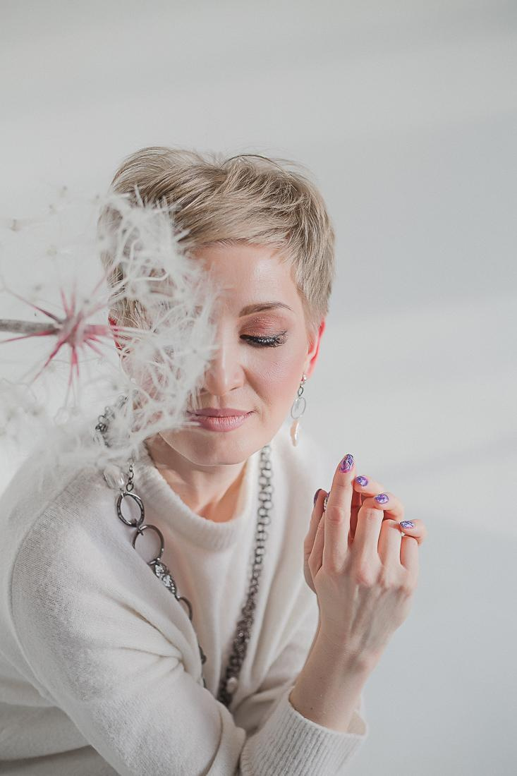 Юлия и мама / циклорама. Семейный фотограф в Сургуте