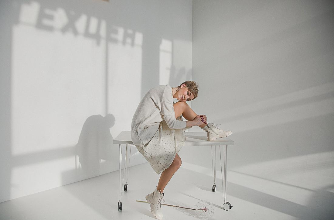 Юлия и мама / циклорама. Семейный фотограф в Сургуте