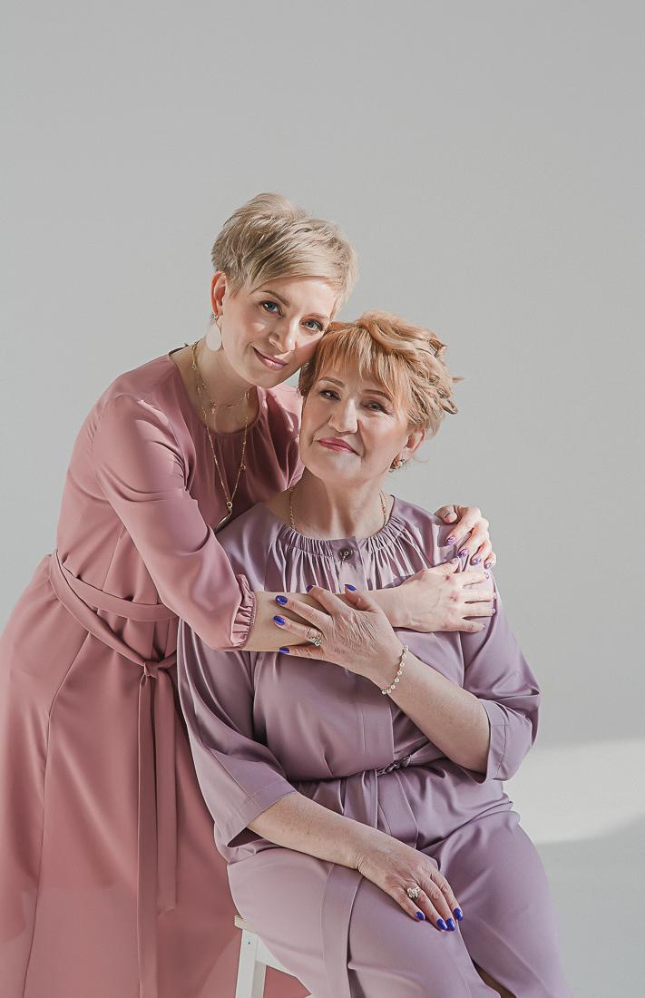 Юлия и мама / циклорама. Семейный фотограф в Сургуте