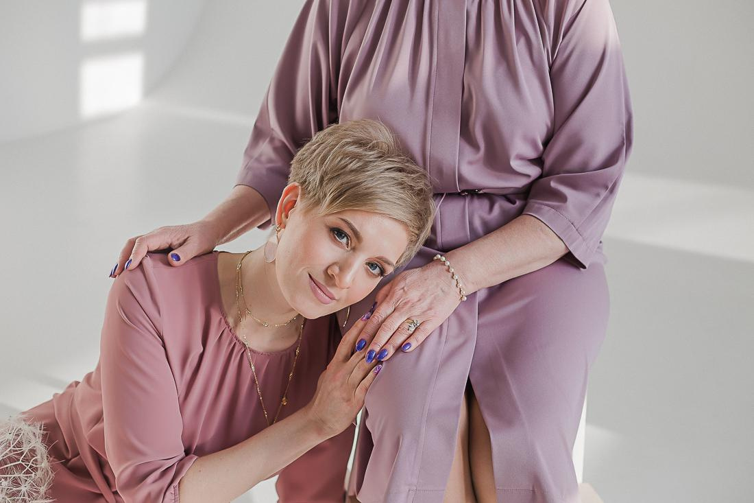 Юлия и мама / циклорама. Семейный фотограф в Сургуте