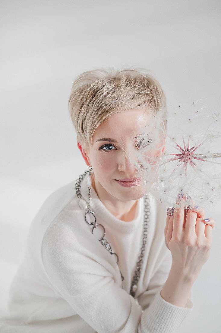 Юлия и мама / циклорама. Семейный фотограф в Сургуте