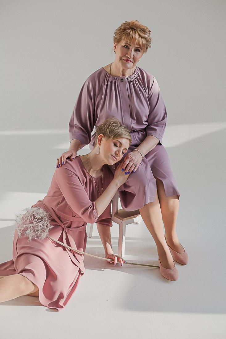 Юлия и мама / циклорама. Семейный фотограф в Сургуте