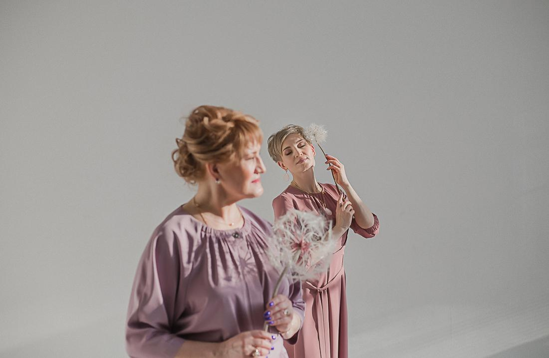 Юлия и мама / циклорама. Семейный фотограф в Сургуте