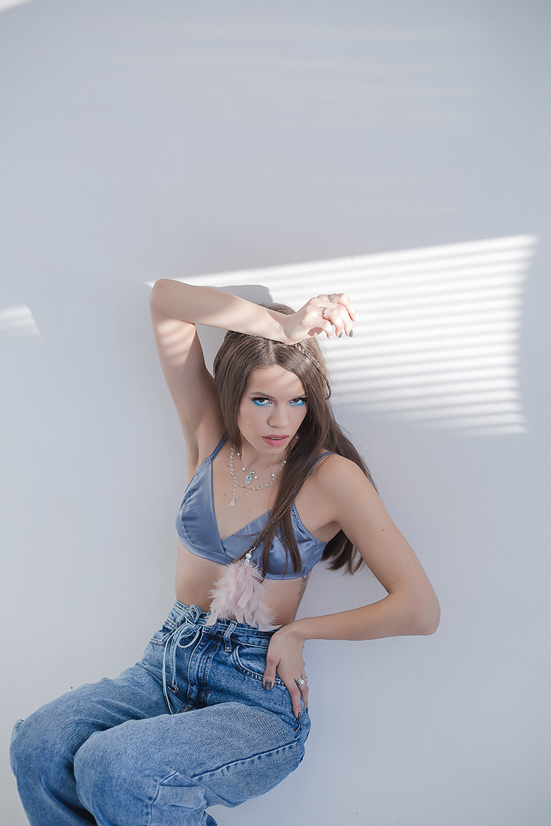 Яна / циклорама. Семейный фотограф в Сургуте