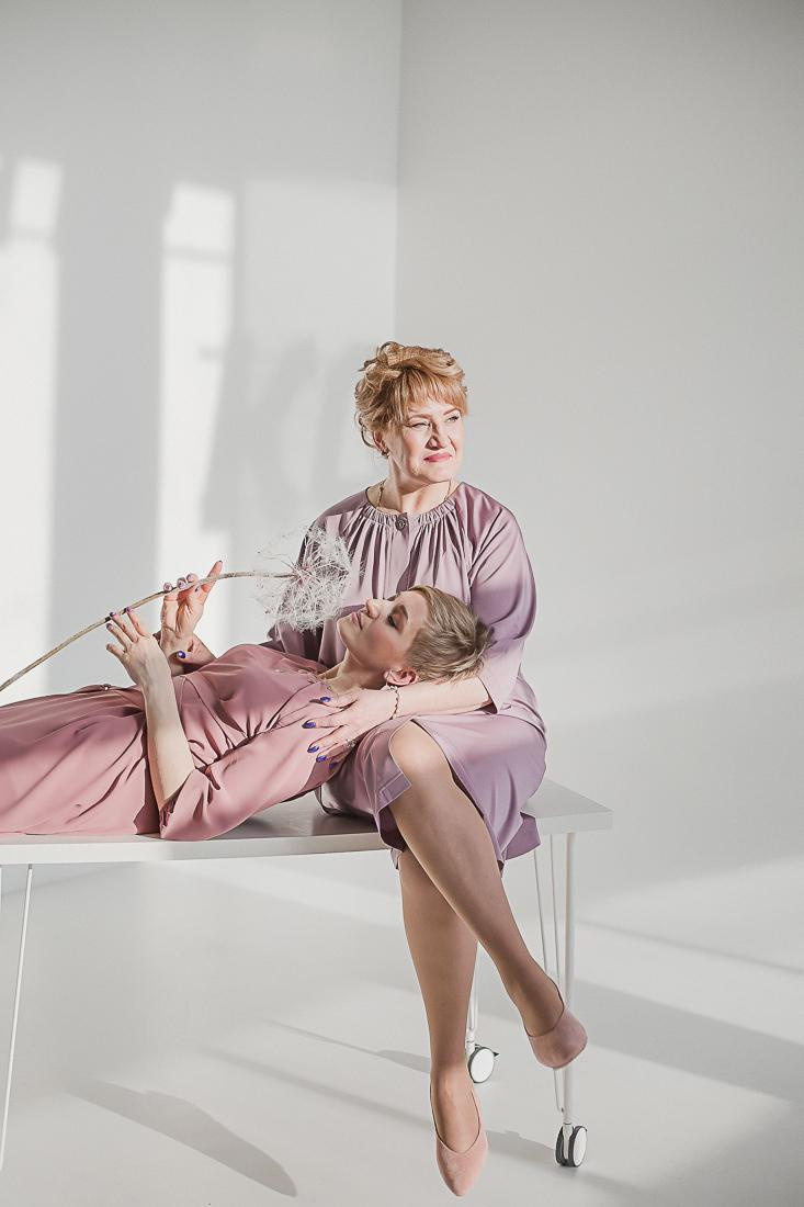 Юлия и мама / циклорама. Семейный фотограф в Сургуте