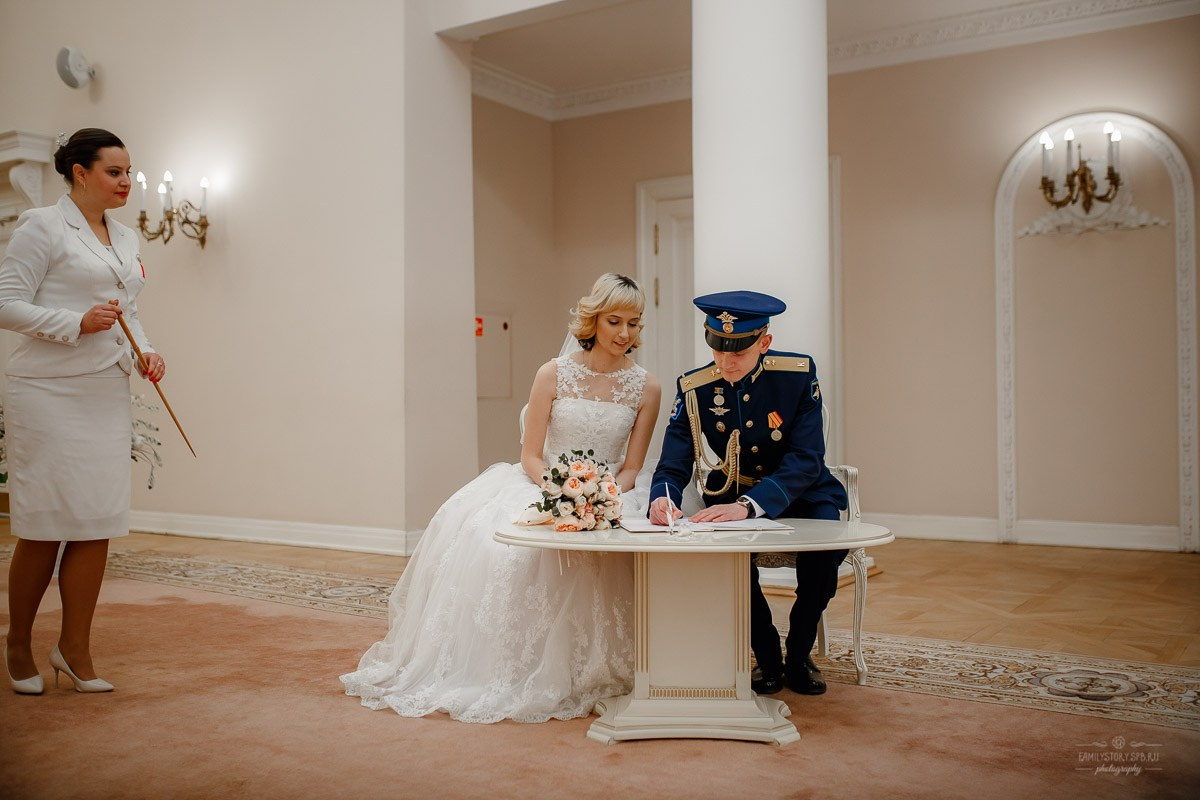 Свадебная фотосессия в ЗАГСе. Свадебный фотограф в Санкт-Петербурге Антон Владимиров