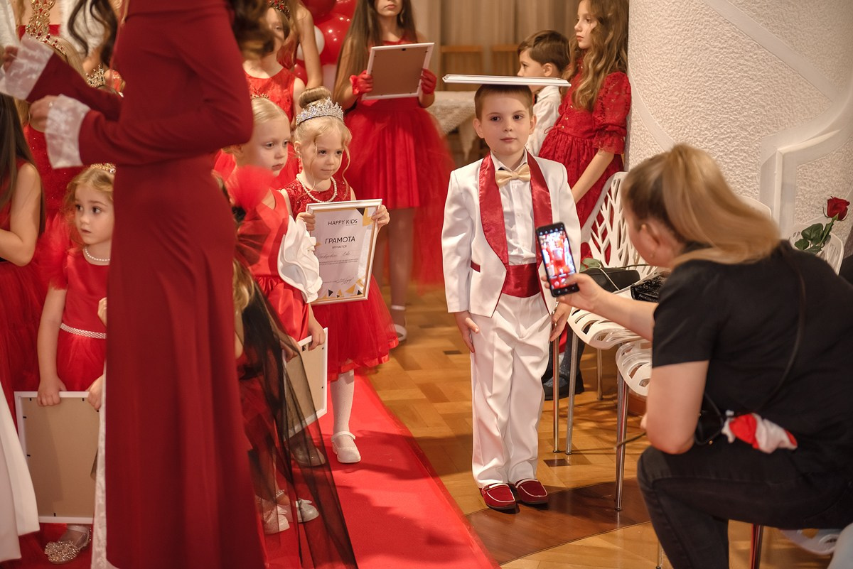 Выпускной в детской школе моделей HAPPYkids 2024. Семейный и коммерческий фотограф в Сочи Александр Бодунов