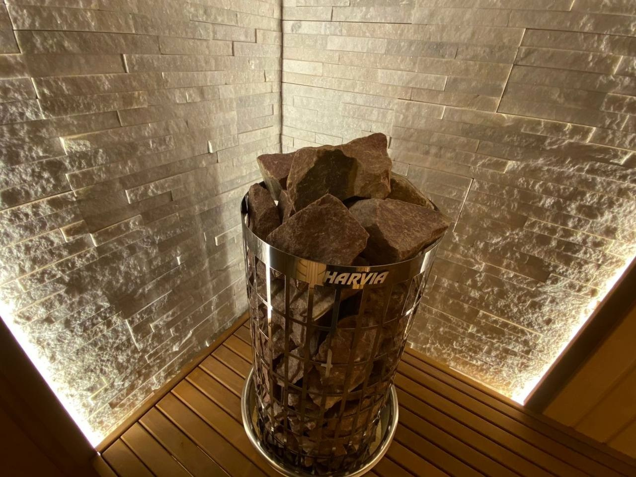 Сауна в Никольском полностью выполнена из тёплой термоольхи и наполнена природной силой можжевельника, белого кварцита и гималайской соли. SaunaTopMasters