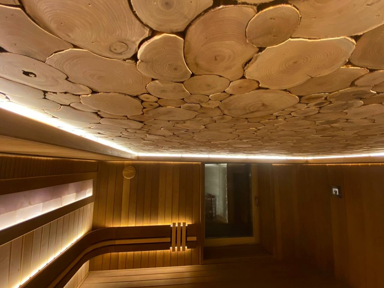 Сауна в Никольском полностью выполнена из тёплой термоольхи и наполнена природной силой можжевельника, белого кварцита и гималайской соли. SaunaTopMasters