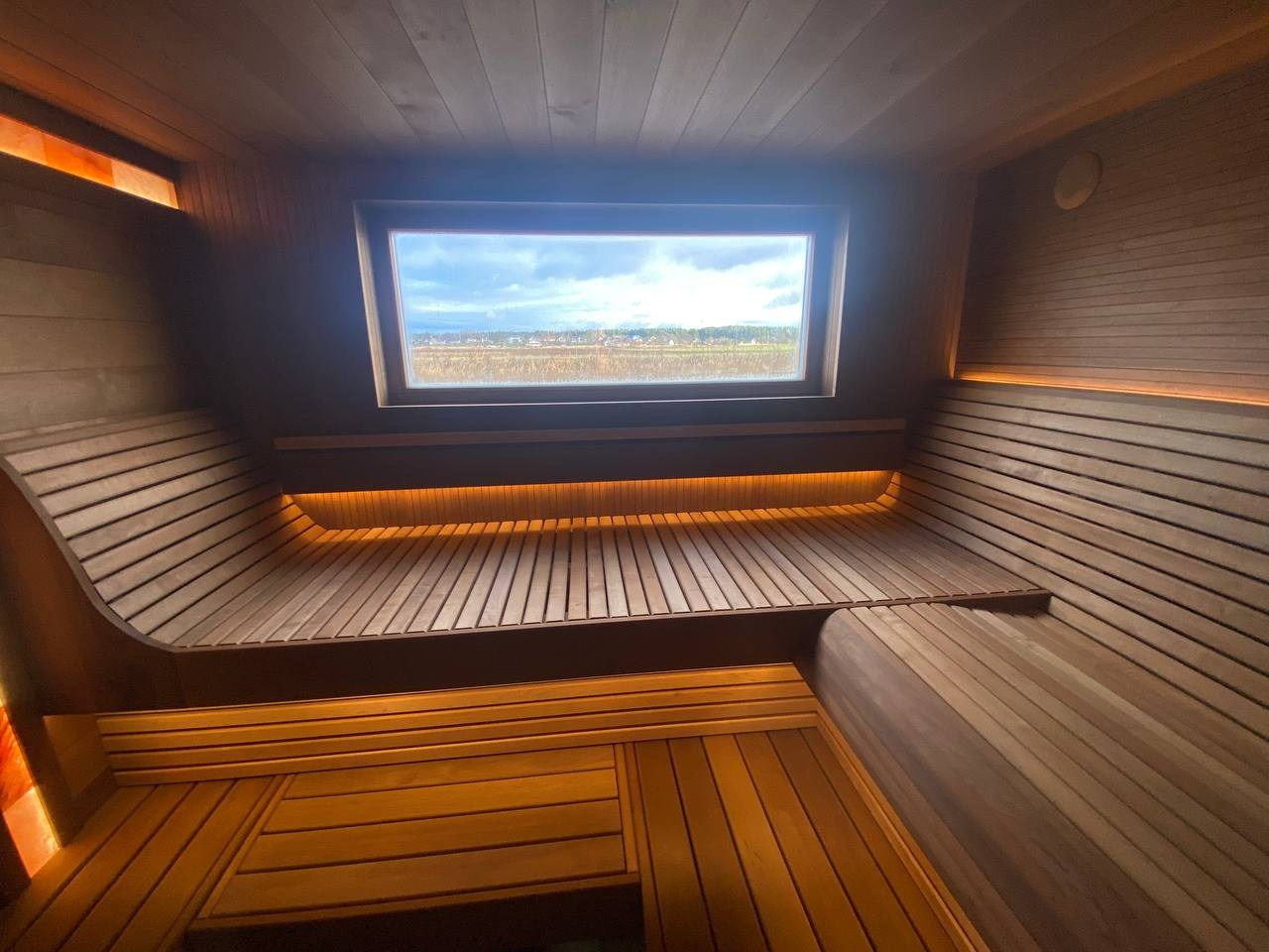 Парная, в которой есть даже Диван! Все детали в ней из термоольхи, а печь с автозаливом сама поддержит температурно- влажностный режим. SaunaTopMasters