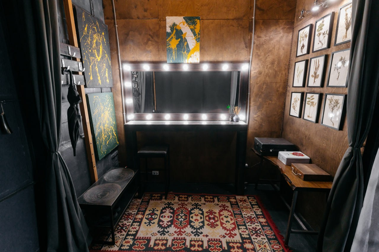 На этом фото представлен интерьер и оборудование фотостудии Наше место, гримерка.