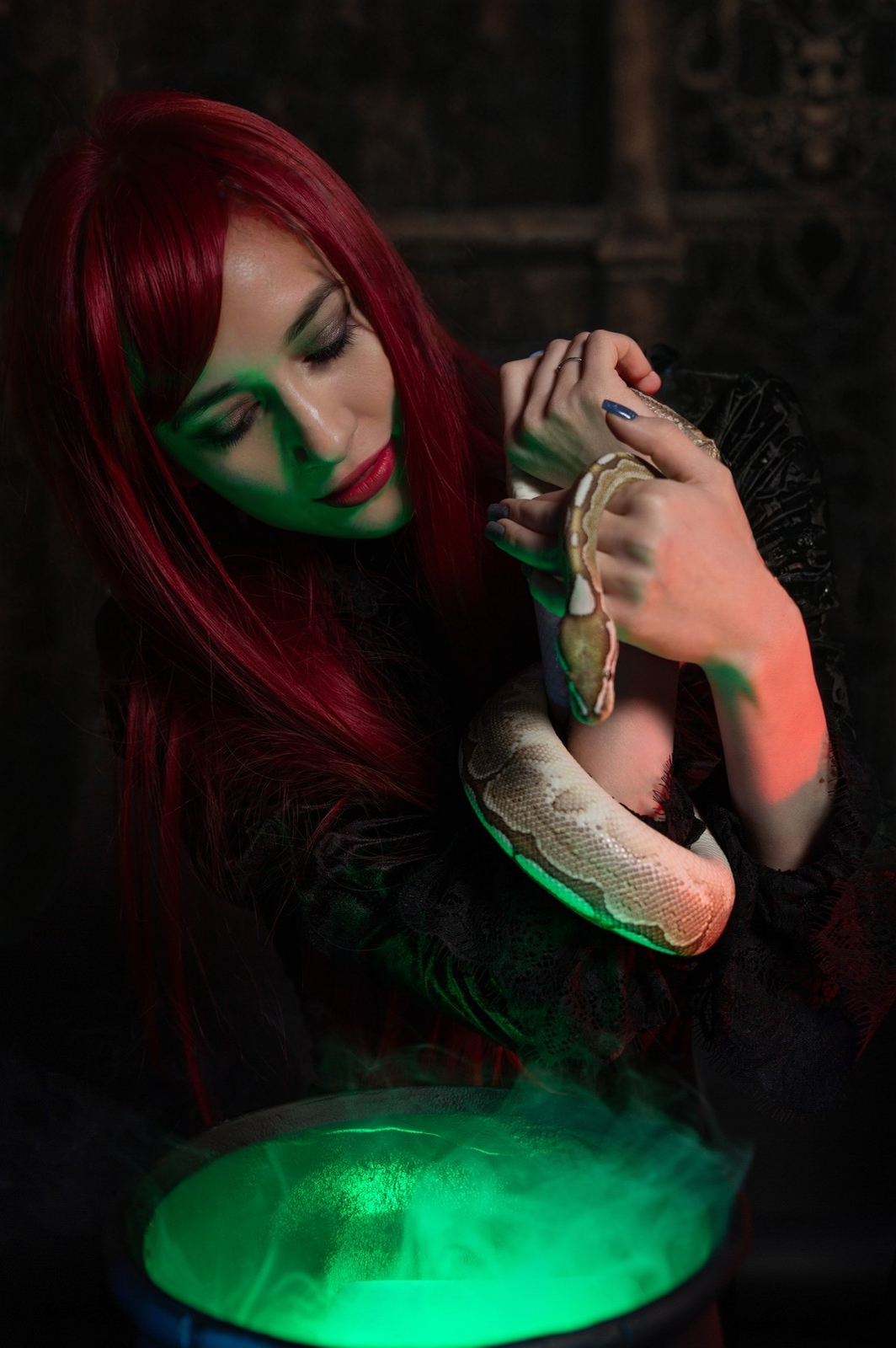 готическая фотосессия ведьмы со змеями, спиритическая доска, черепа