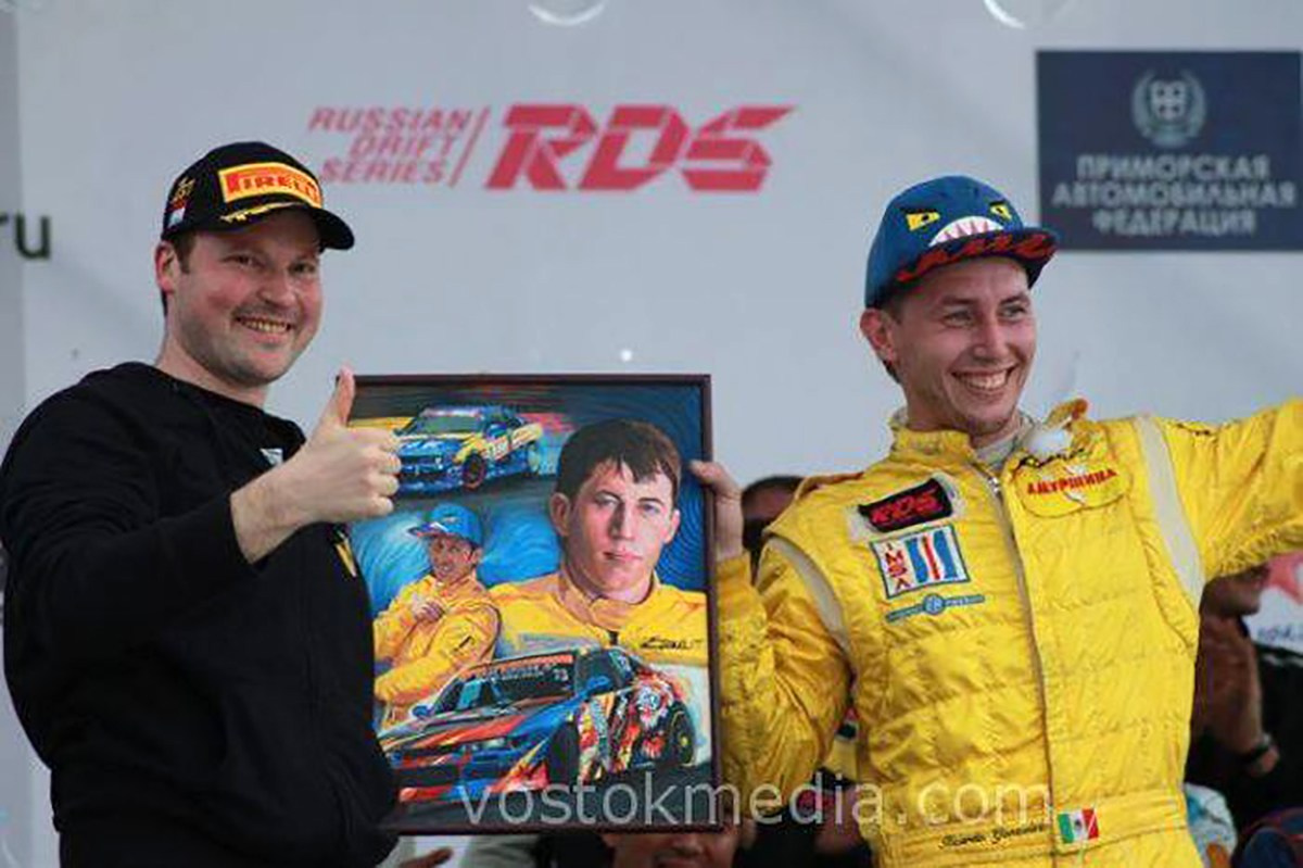 Я вручаю свою картину-подарок гонщику Илье Фёдорову, 08.06.2014