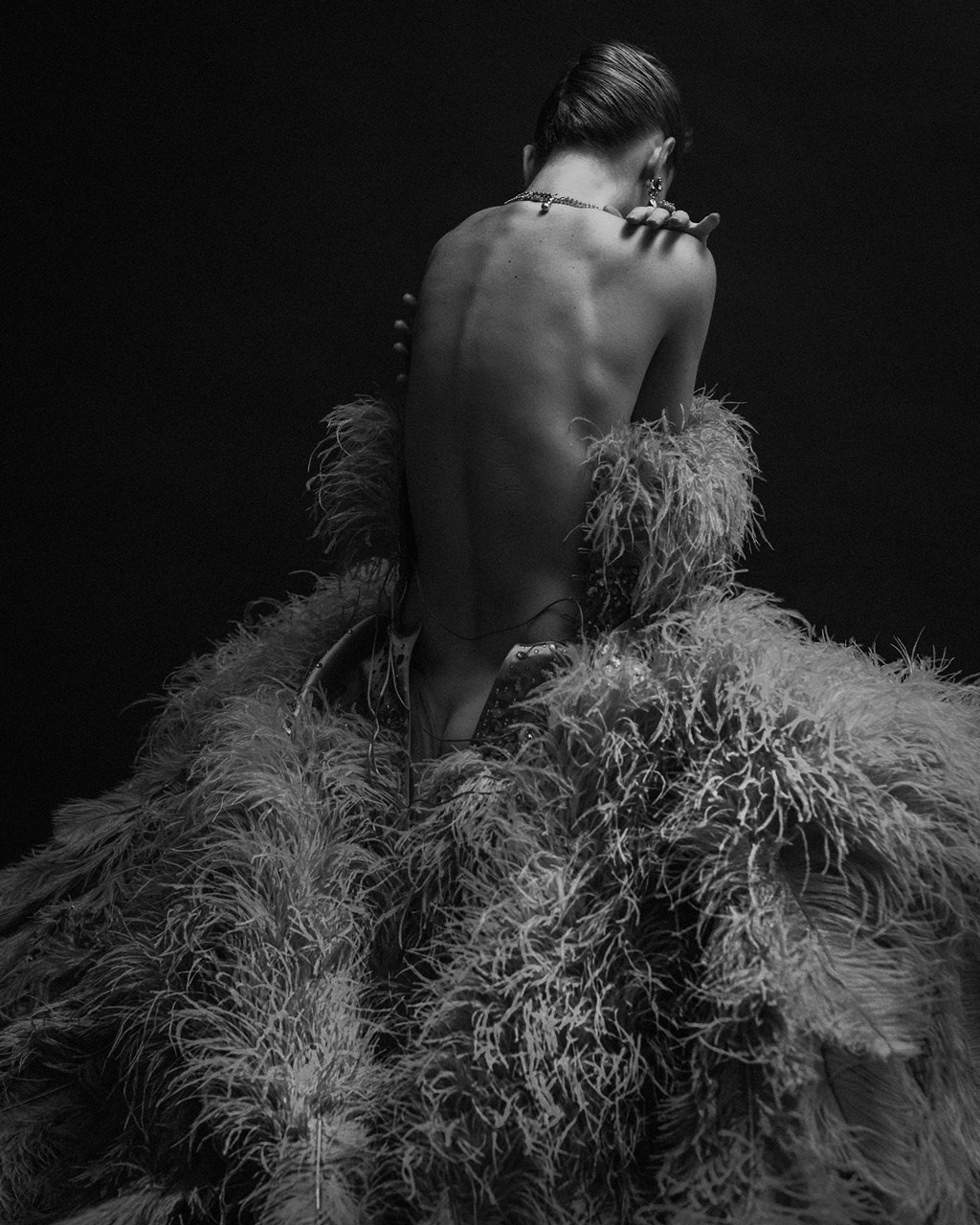 Фотография голой спины девушки черно-белая