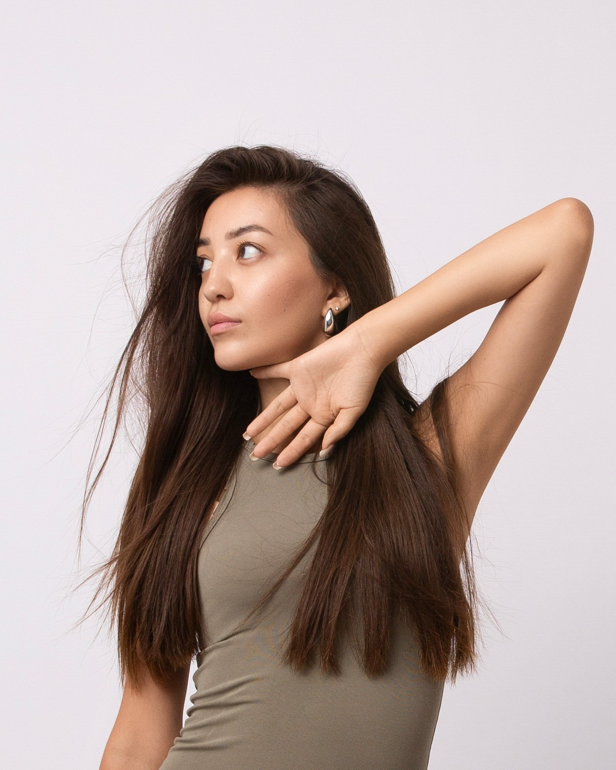 Шатенка в зеленом платье вид со спины Съемка момента