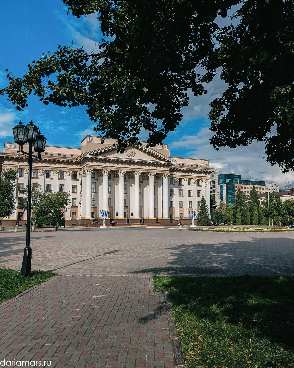 Свадебная фотосессия на Центральной площади в Тюмени, вид на пешеходный переход и светлые колонны здания