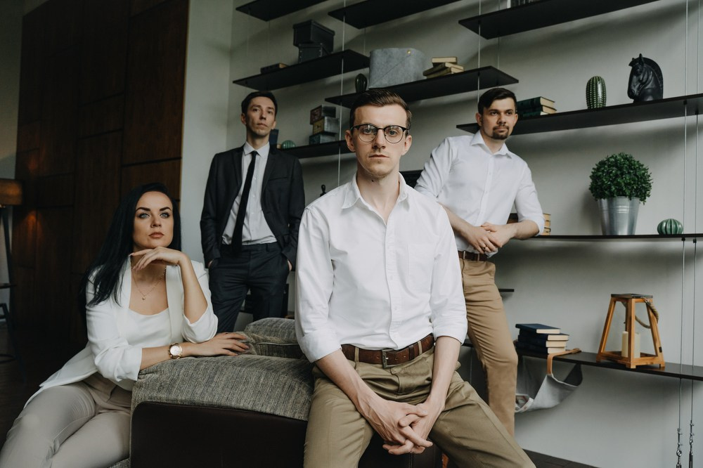 Групповой портрет команды адвокатского бюро в современном офисе