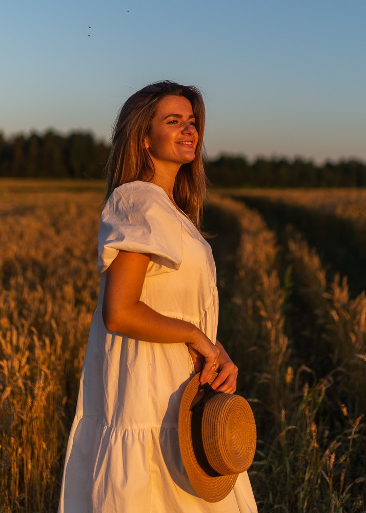 Поле, закат и наши улыбки. Фотограф Мария Ковкова