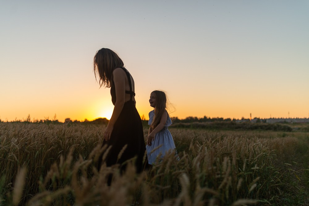 Поле, закат и наши улыбки. Фотограф Мария Ковкова