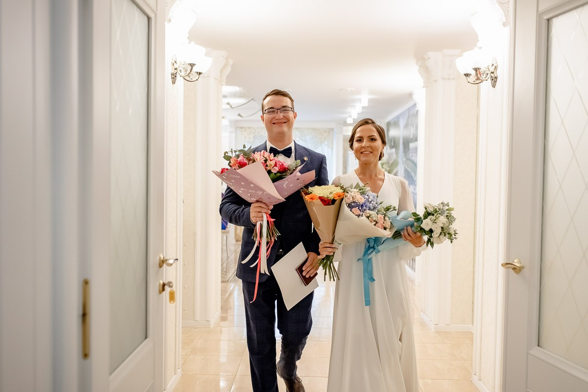 Жених и невеста. Роспись в ЗАГСе Петергофа.