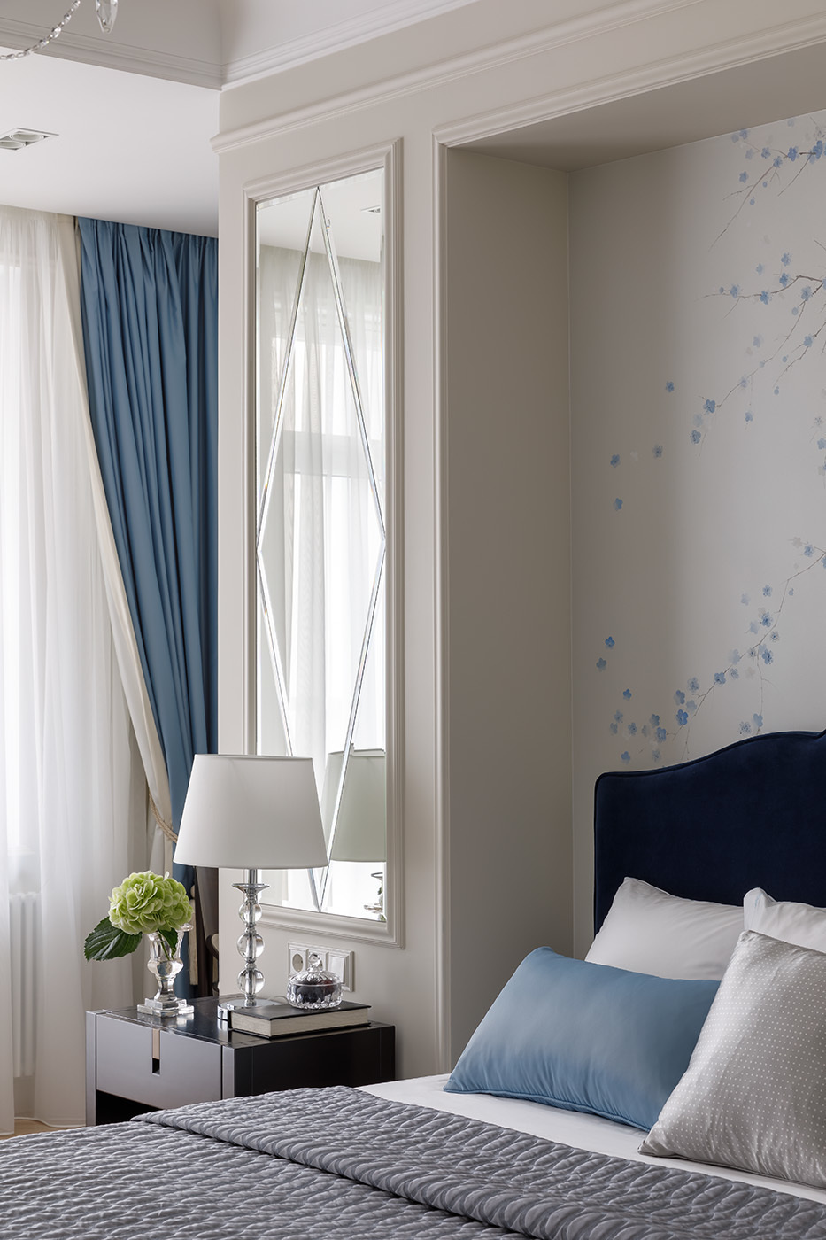 Зеркальное панно в спальне