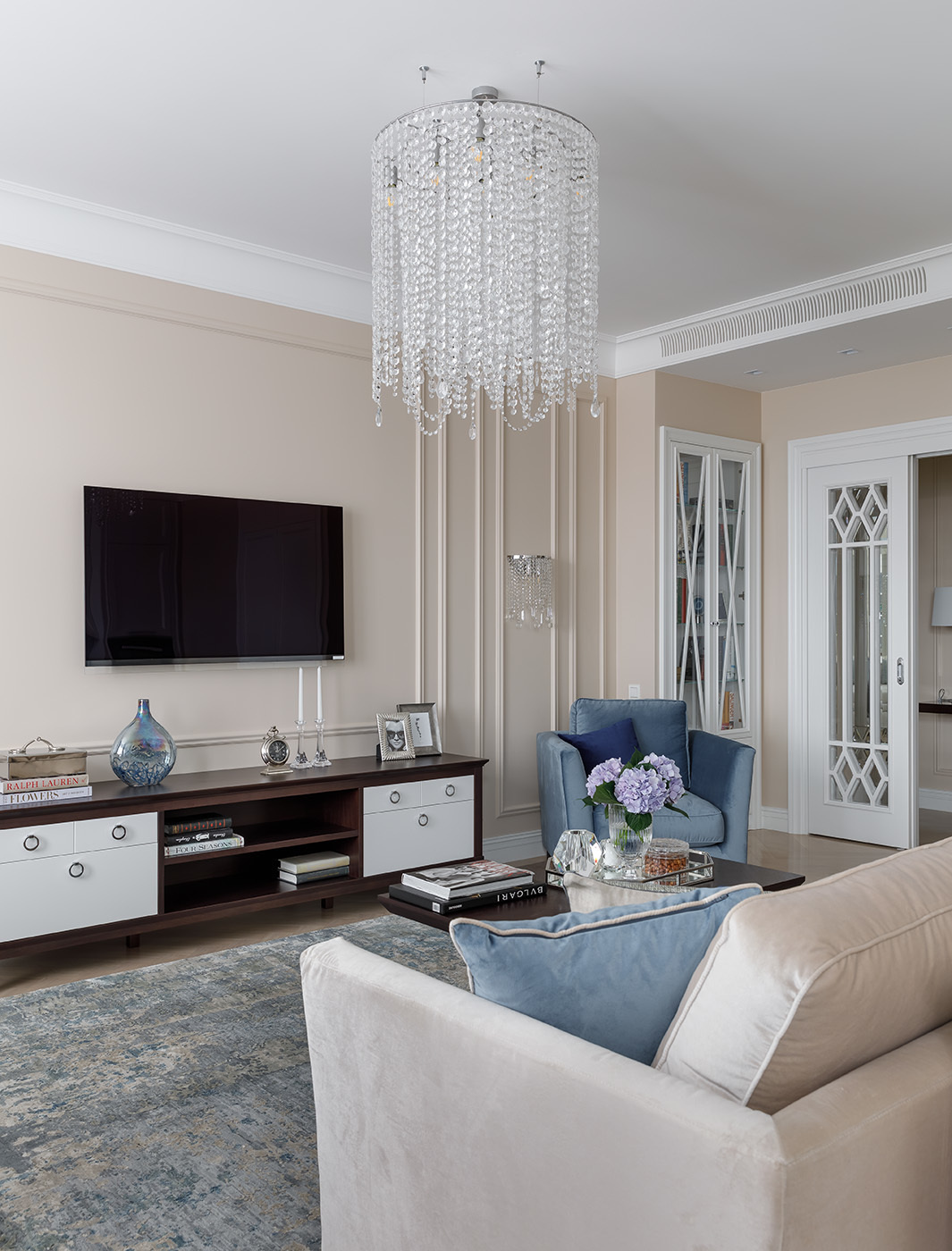 Хрустальная люстра в гостиной