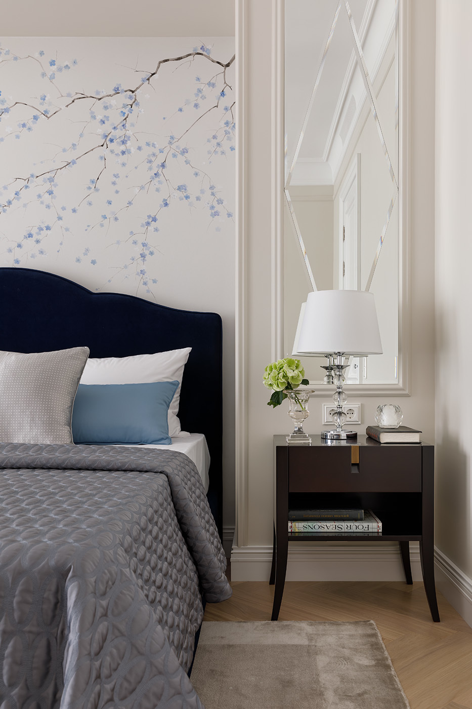 Зеркало с фацетом в спальне